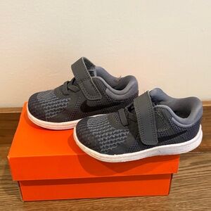 Nike Kids Toddler Black and Gray Sneakers Size: 5C
